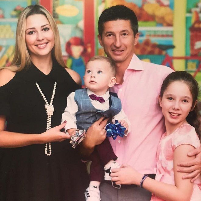 Евгений Алдонин с супругой Ольгой и детьми