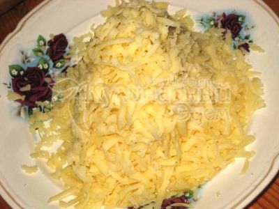 Мясо под фруктово-сырным одеялом - Сыр натереть на крупной терке.