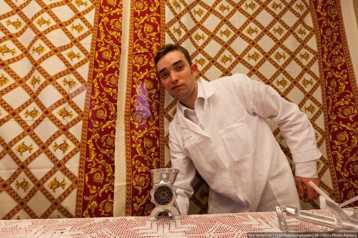 “В первый наш день в новом офисе работать было невозможно - все рассматривали переговорки со сказками, сидели на всех диванах по очереди (особенно, конечно, на диване-трансляторе из НИИЧАВО), оценивали душ в &amp;quot;Мойдодыре&amp;quot; и пытались перепробовать все блюда в новой столовой. Кто-то сказал: &amp;quot;Я всегда думал, что в Москве невозможно сделать такой же крутой офис, как в Америке или в Цюрихе, а сейчас смотрю - получилось даже лучше!”, - Анна Кондратьева, Разработчик программного обеспечения