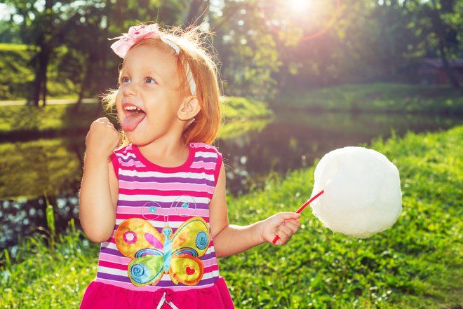 Мамин опыт: с которого возраста детям можно есть сладости?