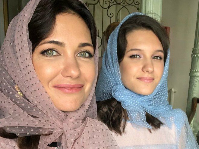 Две грации: Екатерина Климова и ее 17-летняя дочь поразили своим сходством в нарядах как у Кейт Миддлтон