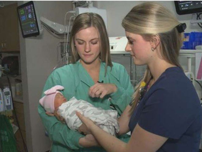 Медсестры-двойняшки помогли женщине родить близнецов