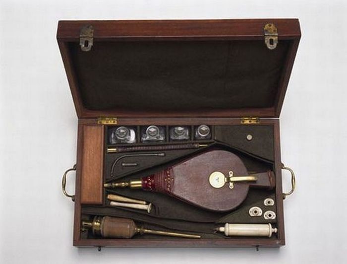Медицинские инструменты прошедших веков (20 фото)