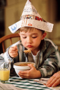 Если ребенка «пугает» слишком большая порция пищи – просто уменьшите ее