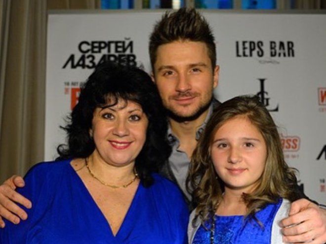Сергей Лазарев с мамой и племянницей