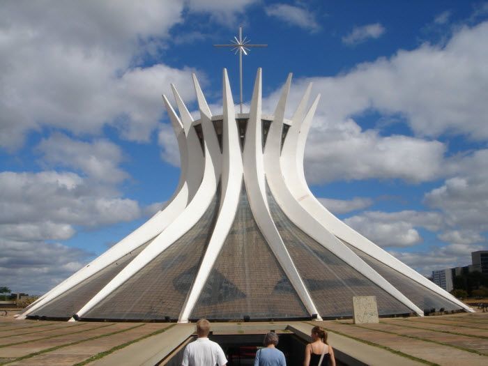 Cathedral of Brasilia (Catedral Metropolitana Nossa Senhora Aparecida) - католический кафедральный собор в столице Бразилии - Бразилиа. Служит в качестве места пребывания архиепископа Бразилиа