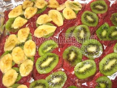 Мясо под фруктово-сырным одеялом - На каждый кусочек мяса уложить кружочки киви, затем - банановые ломтики.