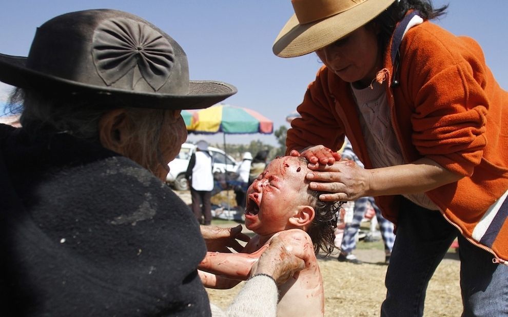 Купание в овечьей крови для перуанских детишек