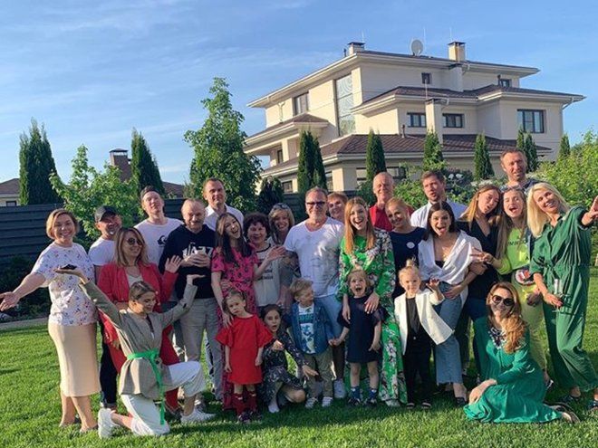 Семейство Пресняковых и Подольских вместе с друзьями на домашней вечеринке