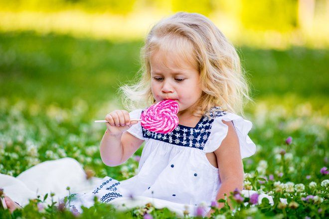 Мамин опыт: с которого возраста детям можно есть сладости?