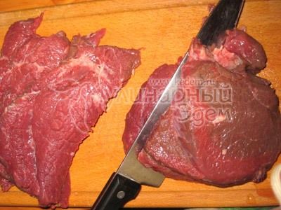 Мясо под фруктово-сырным одеялом - Свежее, промытое мясо нарезать порционными кусочками, примерно 0,8-1,0 см.
