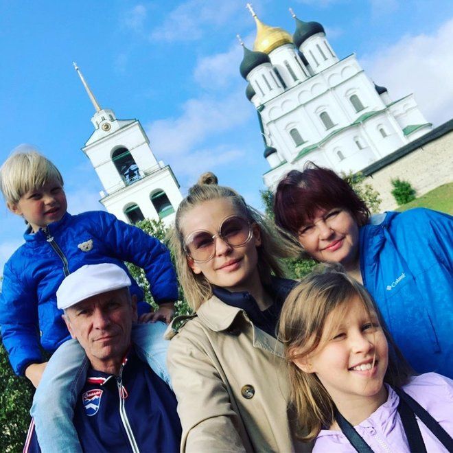 Юлия Пересильд с дочерьми и родителями