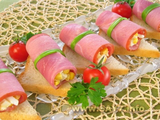 Бутерброды с рулетиками из ветчины и салатом