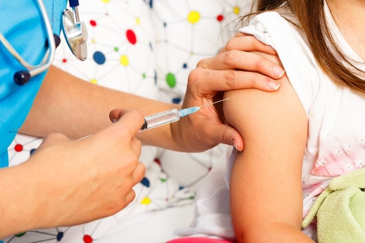 Вакцинация проводится в 3 этапе, с ревакцинацией через 3 года. 