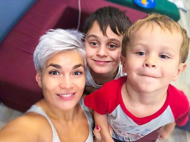 «Пупсик вернулся»: жена Стаса Костюшкина рассказала об языковом лагере для сына