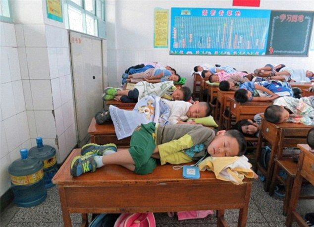 Обеденный сон китайских детишек на партах Обеденный сон китайских детишек на партах
