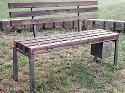 В китайском парке установили... &amp;quot;колючие&amp;quot; скамейки