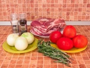 Шашлык из свинины, маринованной в помидорах, розмарине и луке. Ингредиенты