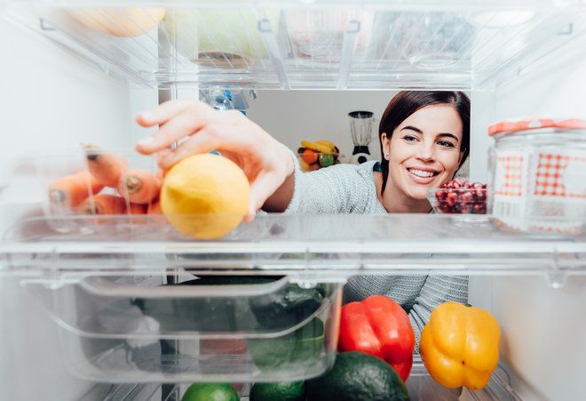Зачем класть в холодильник одежду – 5 причин: лайфхаки