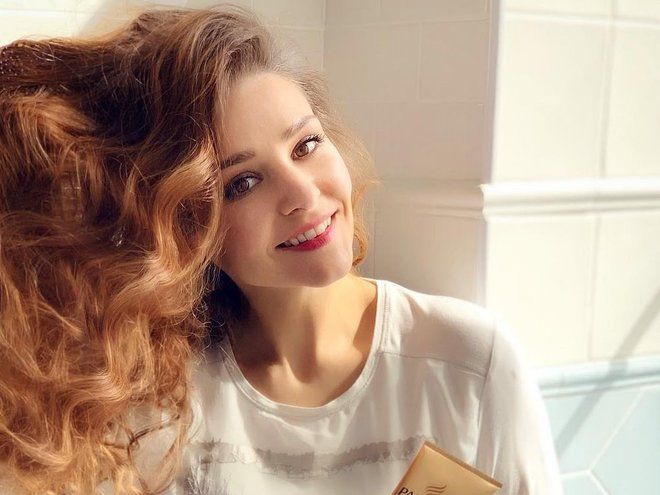 Бьюти-урок: Глафира Тарханова показала видео, как делает макияж и прическу