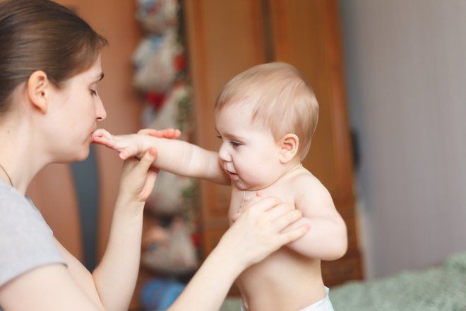 11 веселых стишков для легкого массажа и тактильных игр с малышом