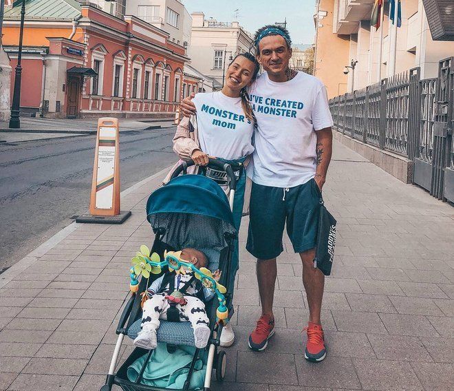 Влад Топалов и Регина Тодоренко на прогулке с сыном