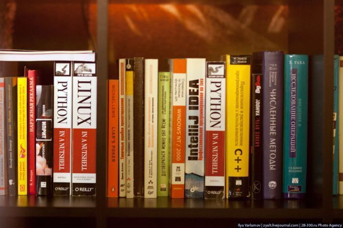 А вот такие книги читают сотрудники в библиотеке.