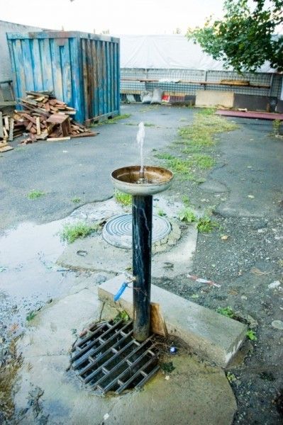Фонтан во дворе школы № 1, около которого погибло особенно много детей.