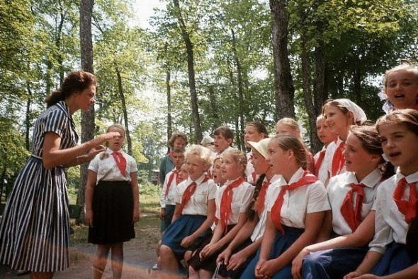 Слава богу, что мне ни разу не довелось побывать в советском пионерлагере Слава богу, что мне ни разу не довелось побывать в советском пионерлагере
