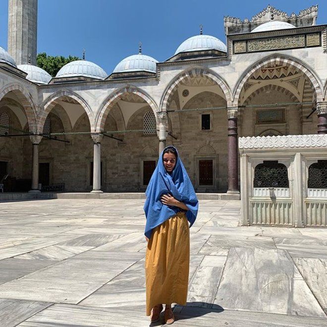 Ксения Бородина у мечети султана Сулеймана