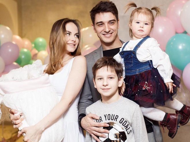 Станислав бондаренко с родителями и сестрами фото