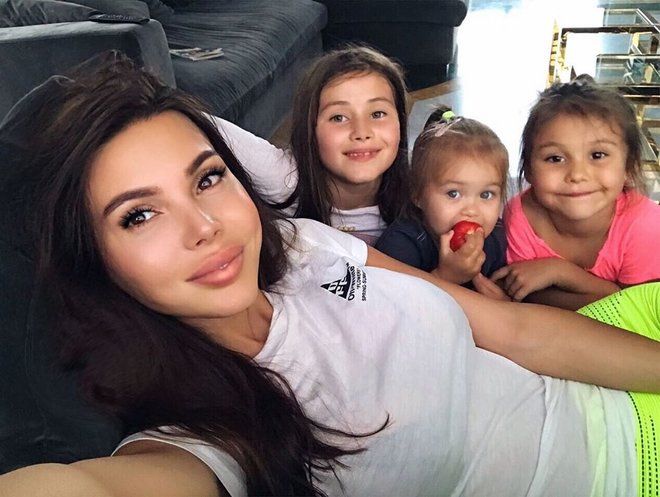 20 правил: Оксана Самойлова рассказала, как воспитывает дочерей