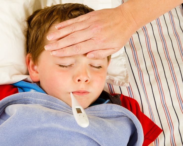 Температура при аллергии у ребенка: причины возникновения и терапия