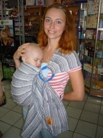 Ребенок спит в слинге с кольцами