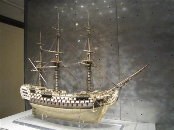 Модели кораблей из человеческих костей (9 фото)