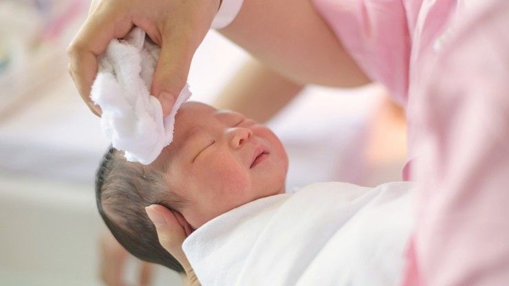 При запорах у новорожденных используются клизмы с вазелиновым маслом