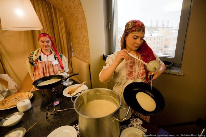 На завтрак пекут блины.