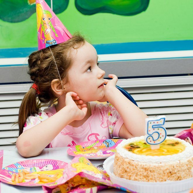 На детский праздник подруга племянницы пришла со своей едой... и тихо ела ее. Без торта!