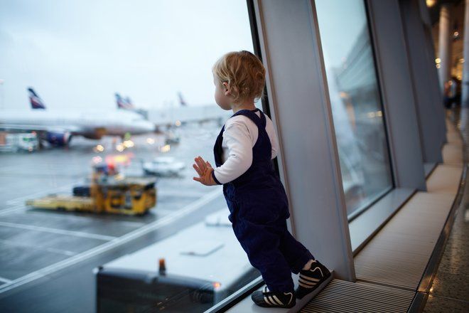 Вас злит детский крик в самолете?