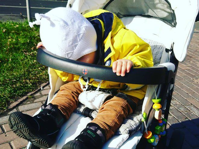 Где и как надо спать: доктор Комаровский пояснил про детский сон в коляске