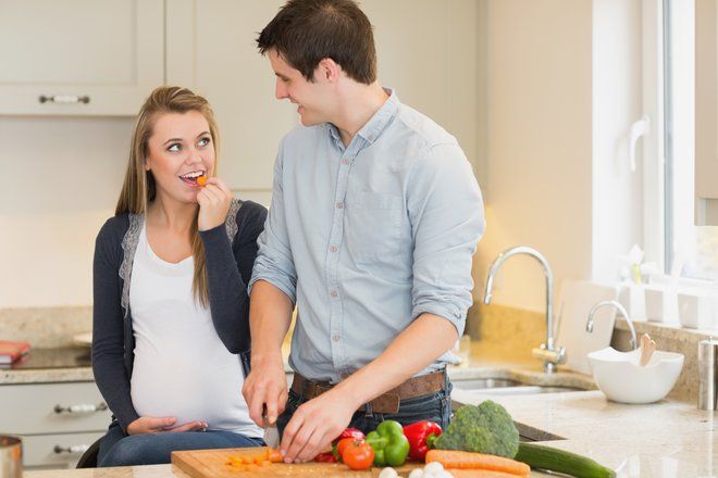 Гинеколог пояснил, сколько на самом деле нужно есть во время беременности