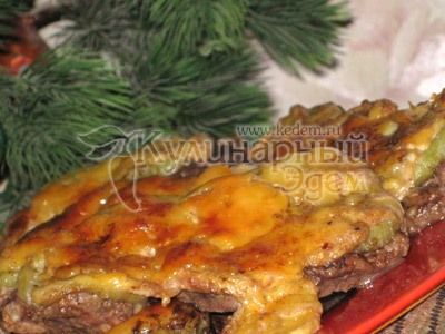 Мясо под фруктово-сырным одеялом – готовое блюдо!