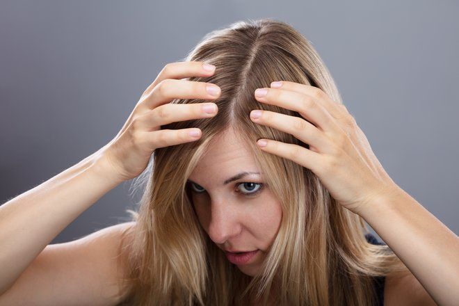 Парикмахер назвал незаметные признаки выпадения волос