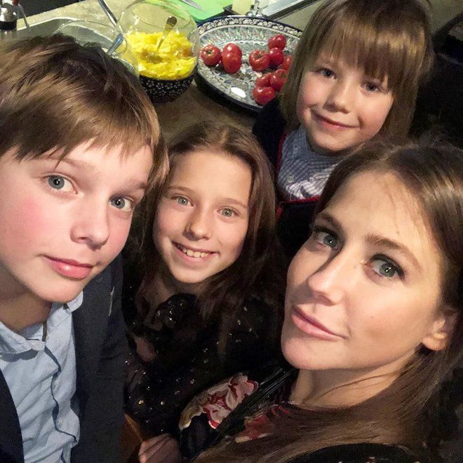 Юлия Барановская вместе с детьми навестила итальянского певца Аль Бано в его доме