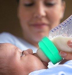 У младенцев отберут пластиковые бутылочки