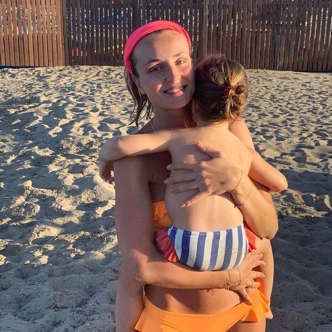 «Мама, я тебя обожаю нежненько»: Полина Гагарина поделилась милым видео с прогулки с дочкой