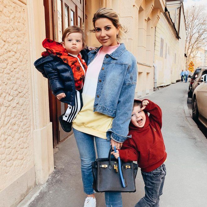 Двое из ларца: Галина Юдашкина поделилась фото, на котором ее сыновья похожи, как близнецы