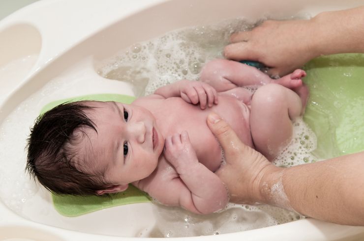 подмывание новорожденного под краном