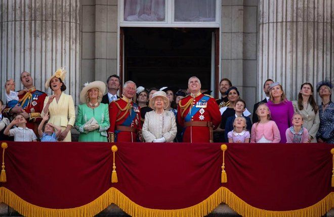 20 правил этикета, которые соблюдают члены королевской семьи