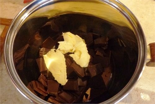 Шоколад тёмный разломать на кусочки и нагреть со сливочным маслом - 30 гр, при постоянном помешивании, на маленьком огне,